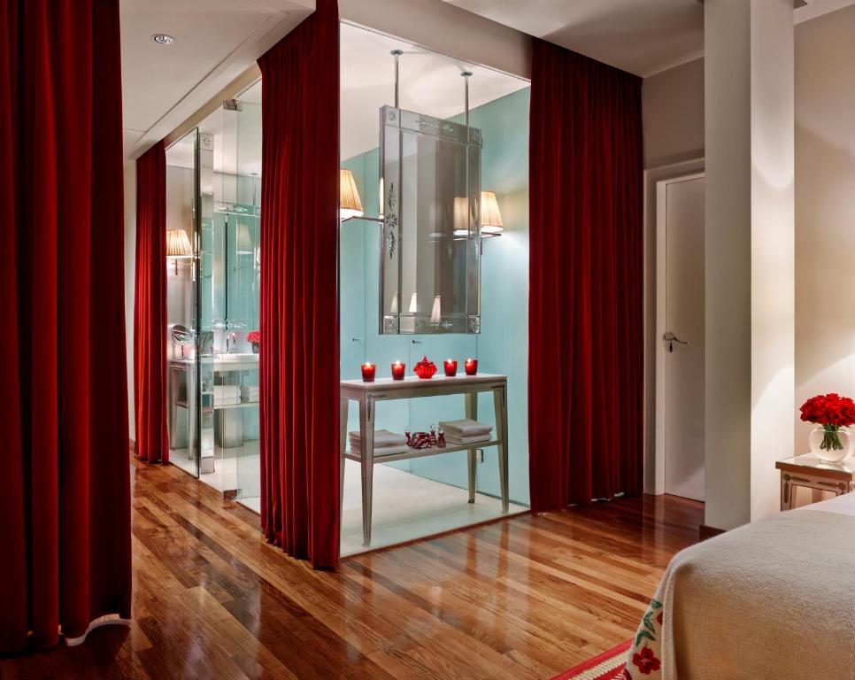 Twin Room with Two Single Beds and Skyline View