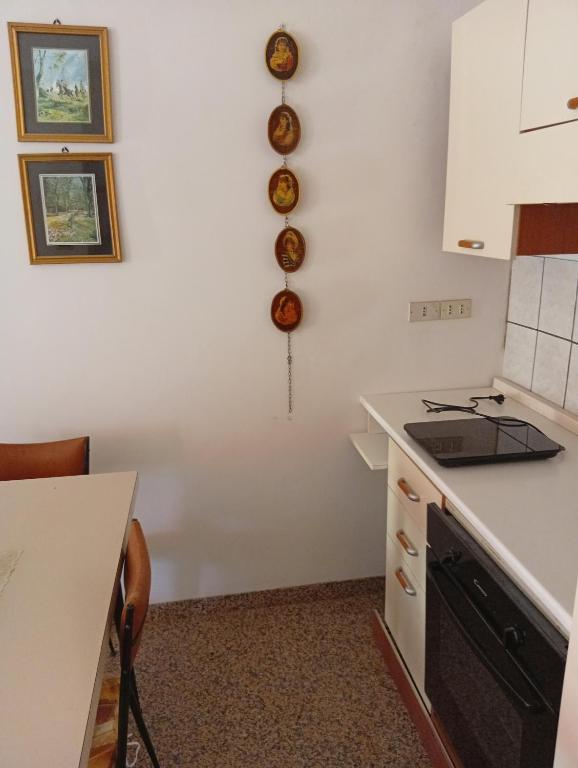 a kitchen with a stove and a counter top at La collinetta in Casa Regnano
