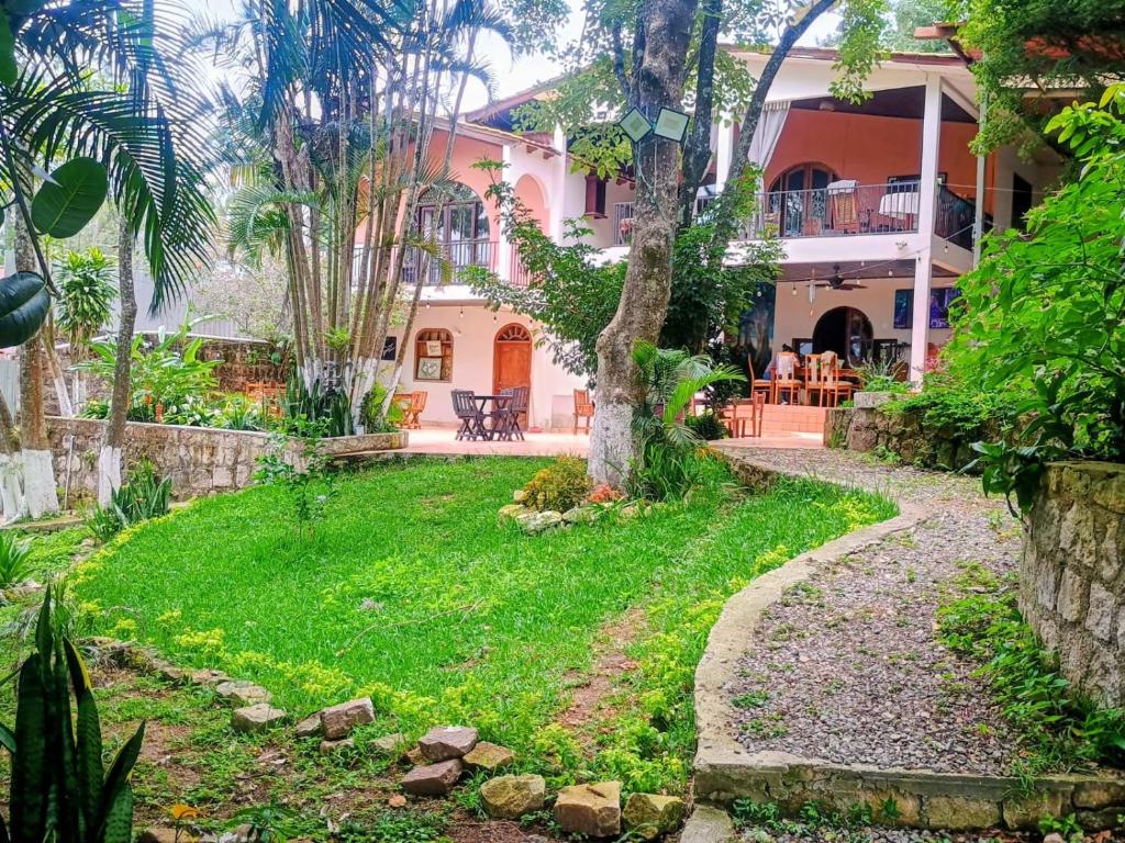 a garden in front of a house at Villa Chelsey in Valle de Ángeles