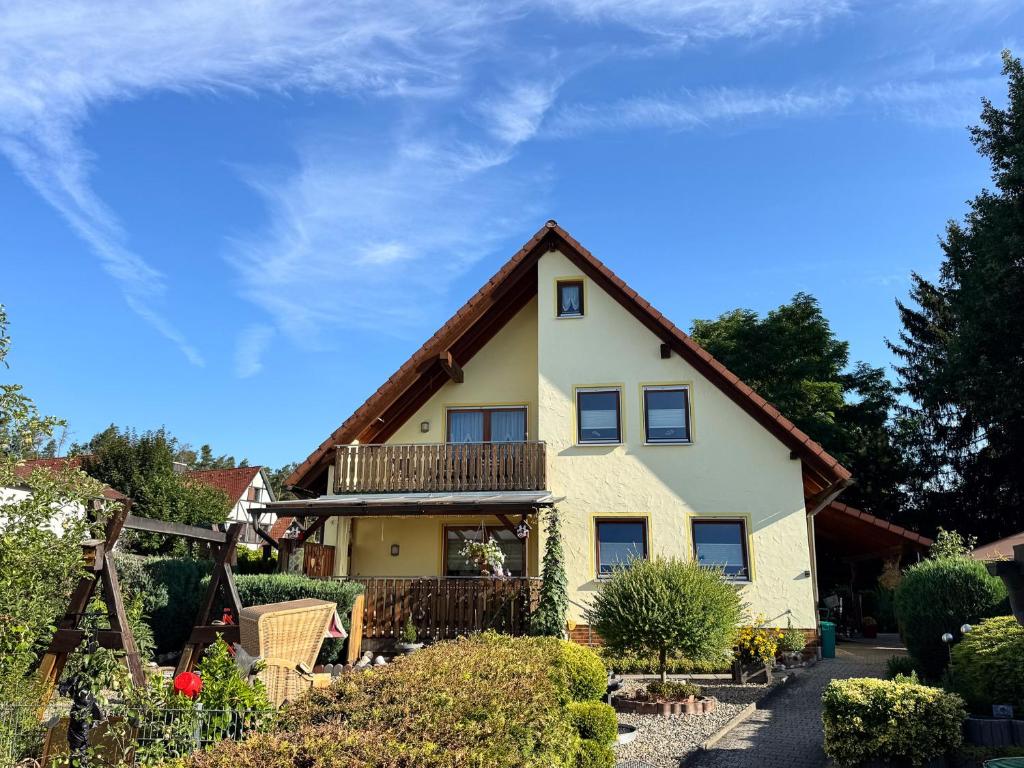 a large house with a wooden roof at Ferienwohnung Weiher - Nähe Nürnberg / Messe in Schwanstetten