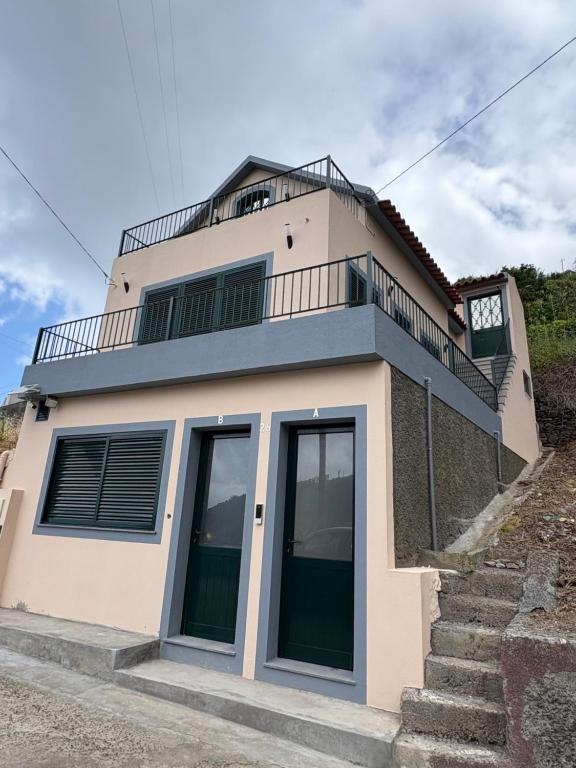 a building with a balcony on top of it at Casa Barros in Campanário