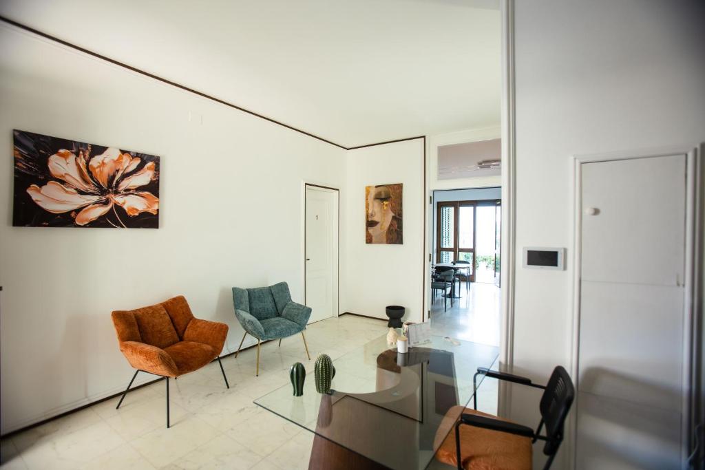 a living room with two chairs and a glass table at Villa Sol Levante in Lequile