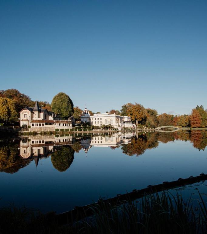 a reflection of a house in the water at Le clos Ghisline in Madré