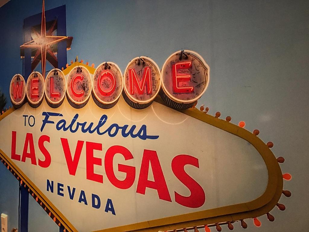 un signo de Las Vegas en Road Stop Wuppertal, en Wuppertal