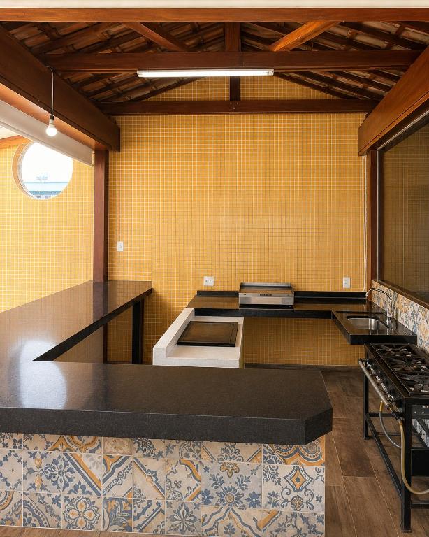 a kitchen with a black counter top in a room at Apê 201 - Vem Aí in Governador Valadares