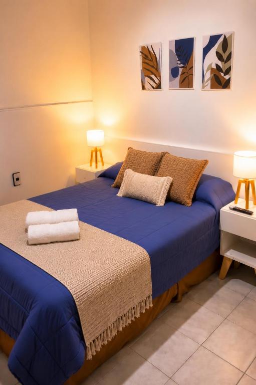 a bedroom with two beds and two lamps at Departamento en el Centro de Mendoza, Parking Gratis, Check-in Autónomo in Mendoza