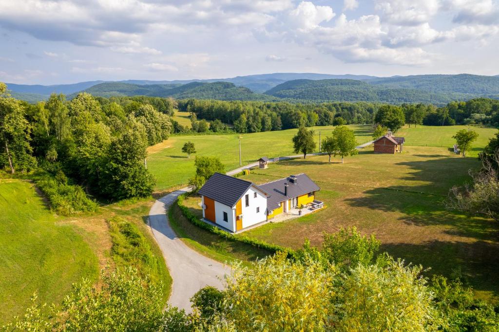 an aerial view of a small house in a field at Kuća za odmor Vrata Papuka in Pakrac