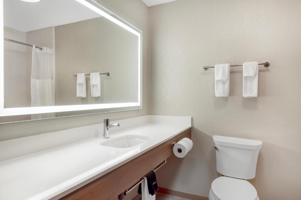 Holiday Inn Express & Suites Northwood by IHG - Quarto King Standard