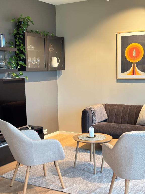 a living room with a couch and a table at Leknestunet in Vestvågøya