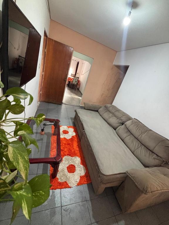 a living room with a couch and a rug at Apto João-de-Barro in Rondonópolis