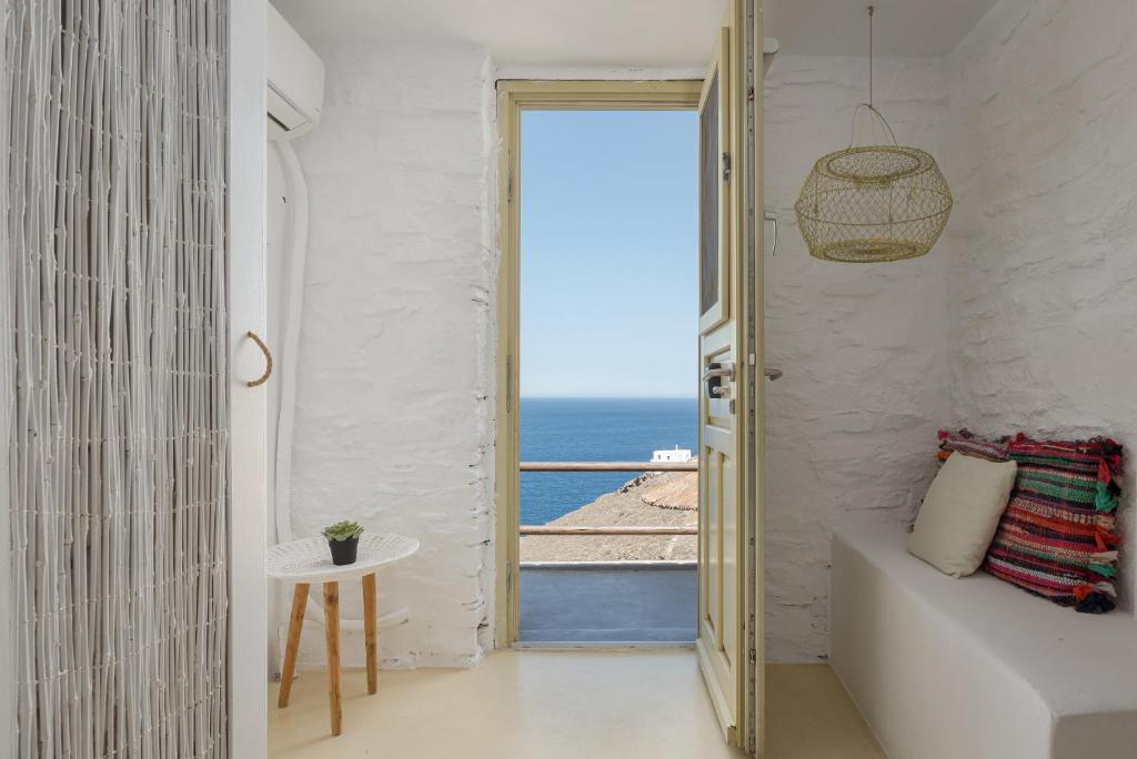 ein Zimmer mit einer Tür, die zum Meerblick führt in der Unterkunft Off the beaten path! Poolside Studio in Kythnos