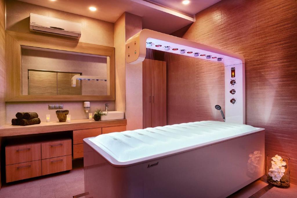 Postel nebo postele na pokoji v ubytování Lucky Bansko Aparthotel SPA & Relax