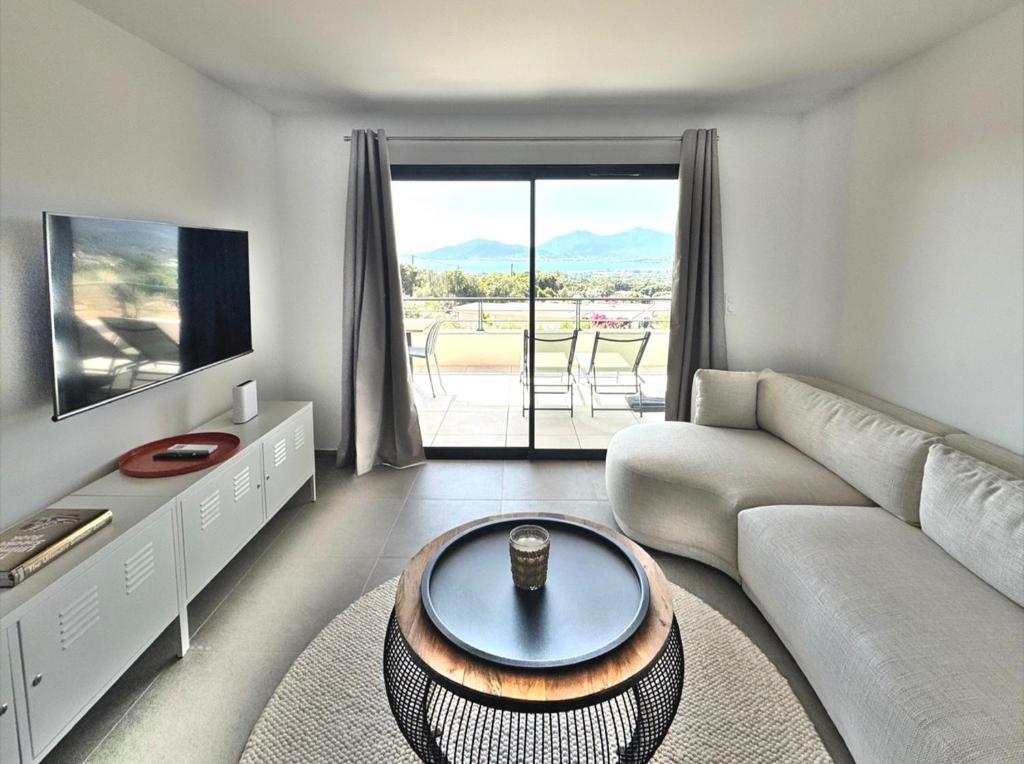 a living room with a couch and a table at Cosi Horizon in Grosseto-Prugna