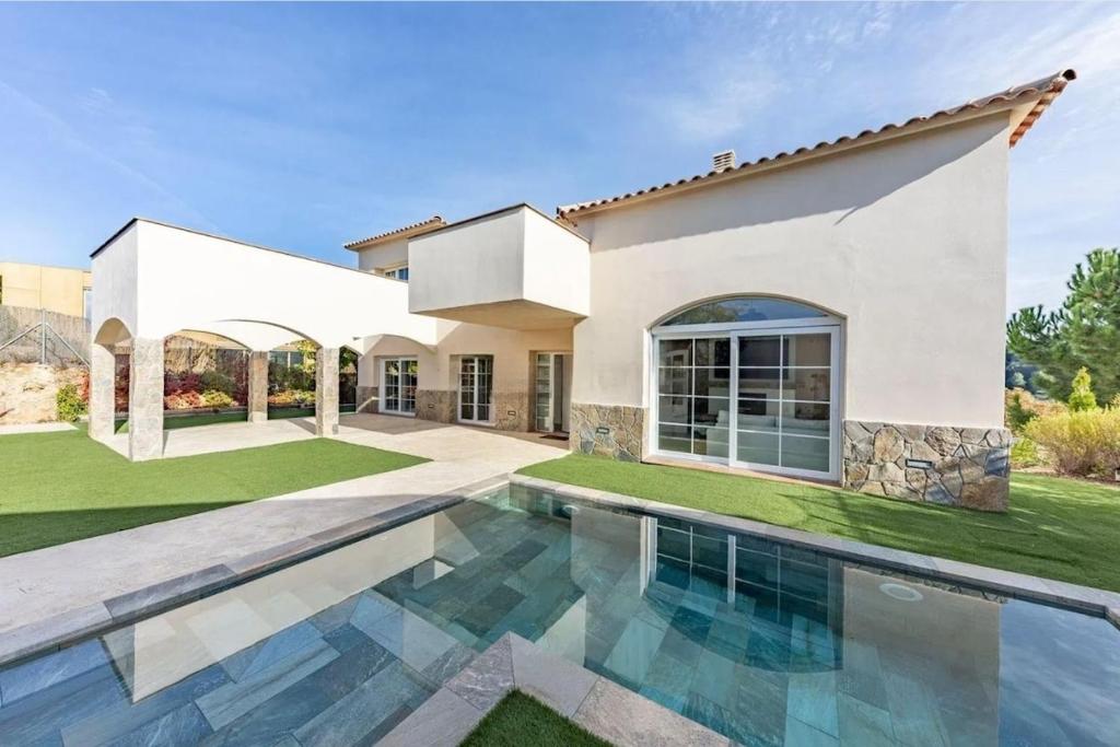 a house with a swimming pool in front of it at Villa entre Viñas in Lavid