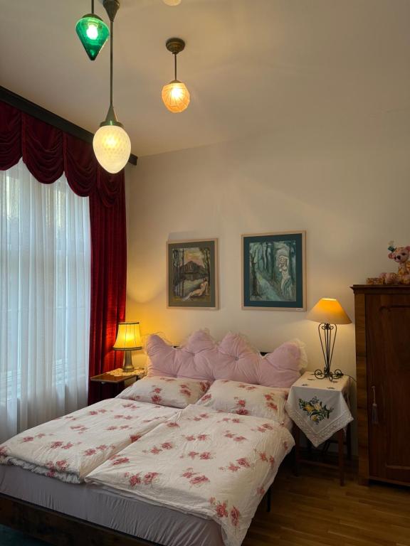 a bedroom with a large bed and two lamps at Villa Pazelt Top1 in Bad Vöslau