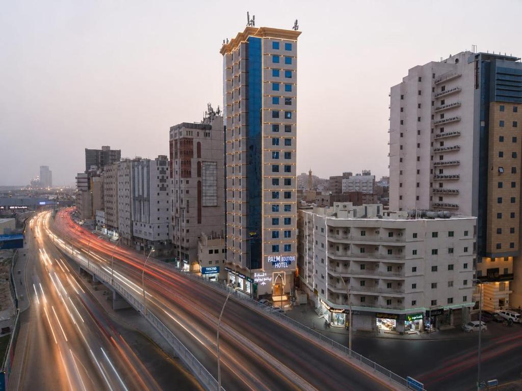a city with buildings and traffic on a highway at فندق بالم بوتيك مكة in Az Zahrāʼ