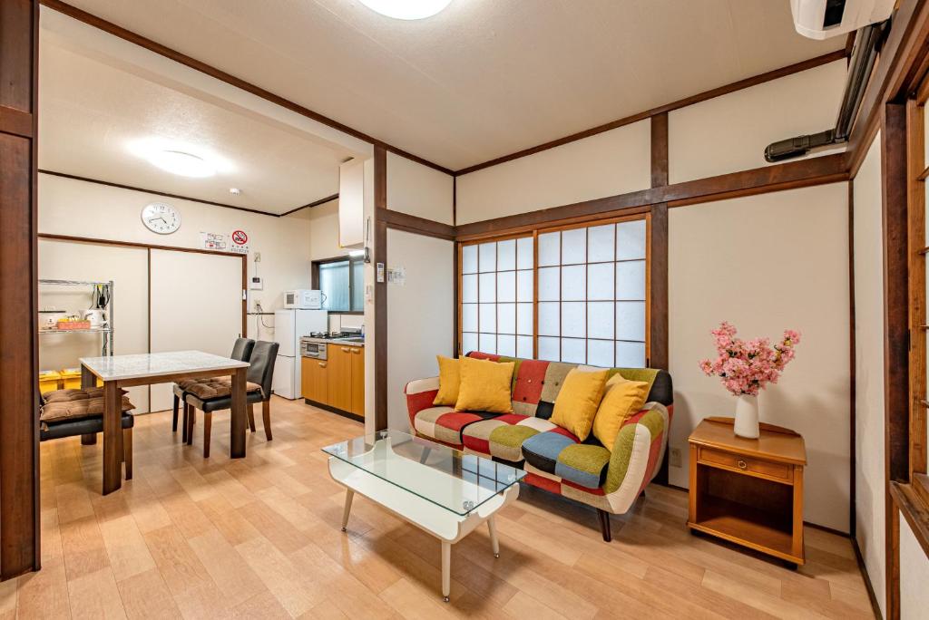 Private House in Nagoya Sleeps12 Free Parking 11 min to Nagoya Station