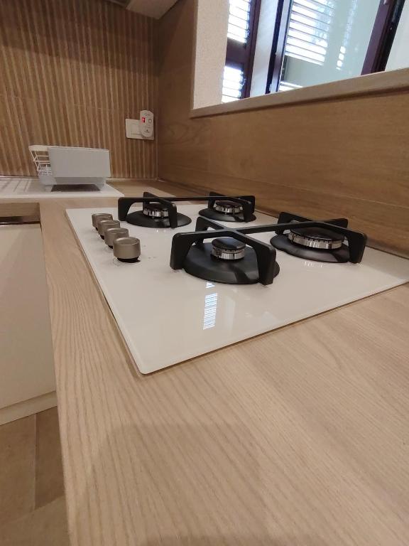 a kitchen with four burners on a kitchen counter at Il Rifugio del Re in Manfredonia