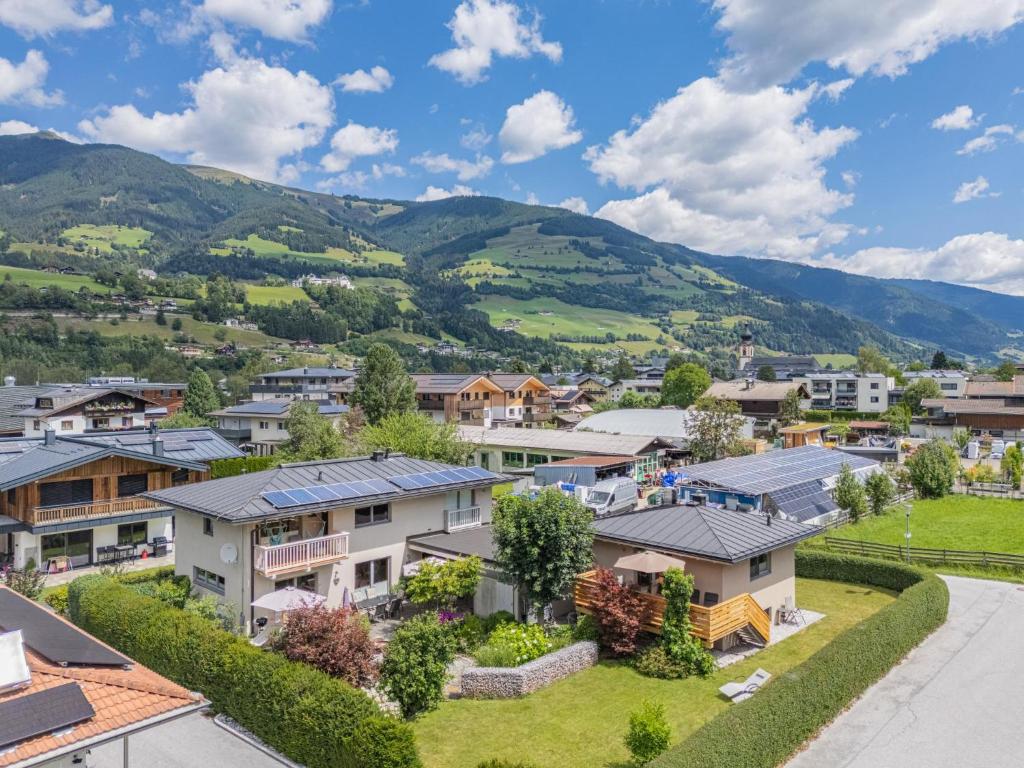 a town with houses and mountains in the background at IndieBerge in Mittersill