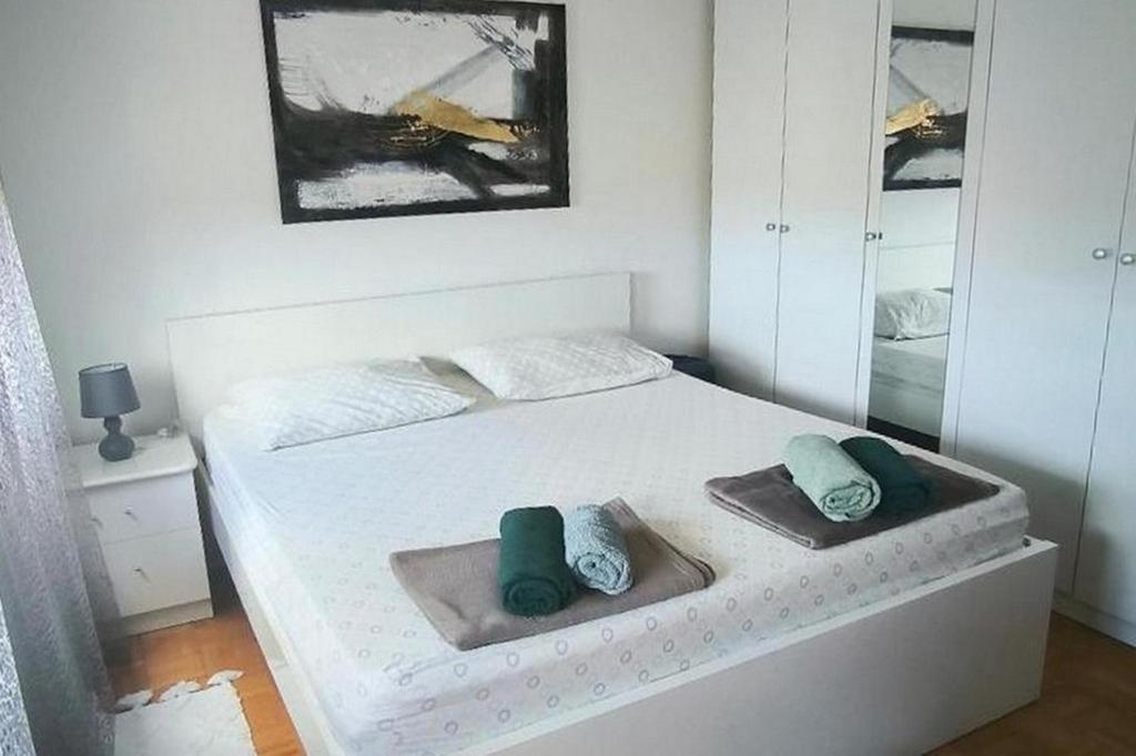 Apartments with parking space Sibenik - 27442