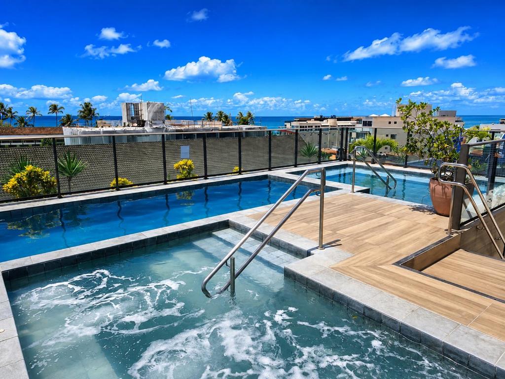a swimming pool on top of a building at Apartamento com Piscina Rooftop e Hidro perto do Centro e da Praia, Porto Blue Porto de Galinhas in Porto De Galinhas
