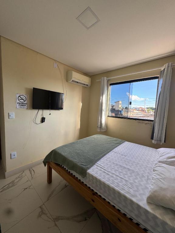 a hospital room with a bed and a window at Oeste Palace-hotel londres in Brasília