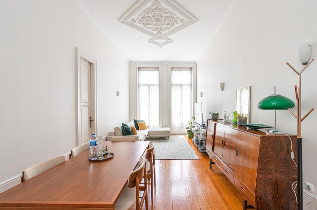 Charming 2BR on Rua das Flores in Historic Porto