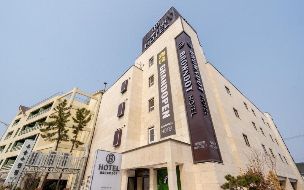 a building with a sign on the side of it at Brown Dot Hotel Daecheon Beach, Boryeong in Boryeong