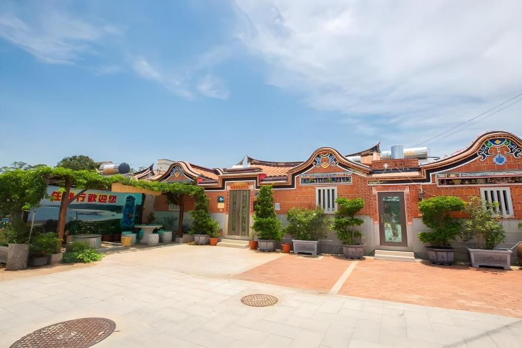 a brick building with plants in front of it at 任我行民宿 in Jincheng