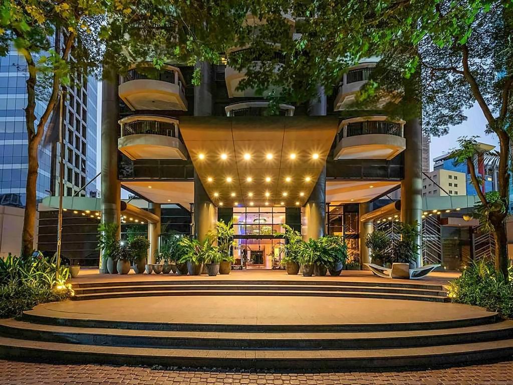 a lobby of a building with lights and plants at Grand Mercure Itaim Bibi | Premium & Luxury Flat in São Paulo