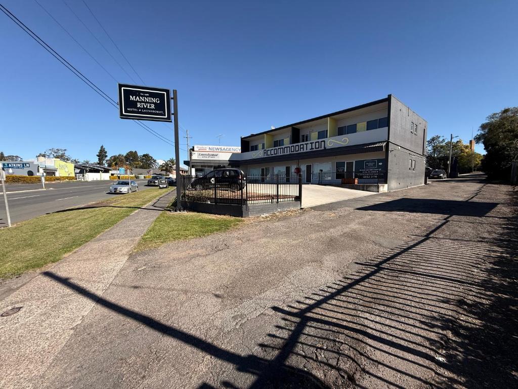 an empty street in front of a building at Manning River Motel in Taree
