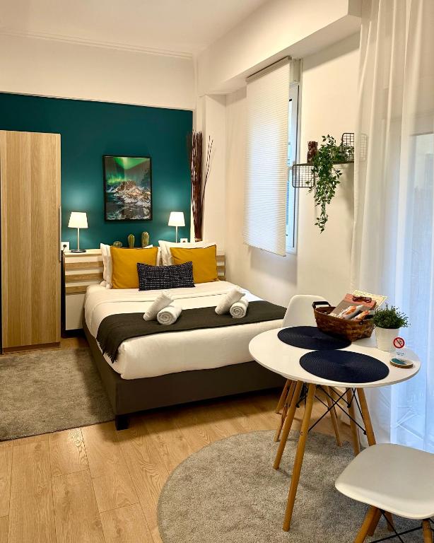 The Turquoise House in Downtown Thessaloniki