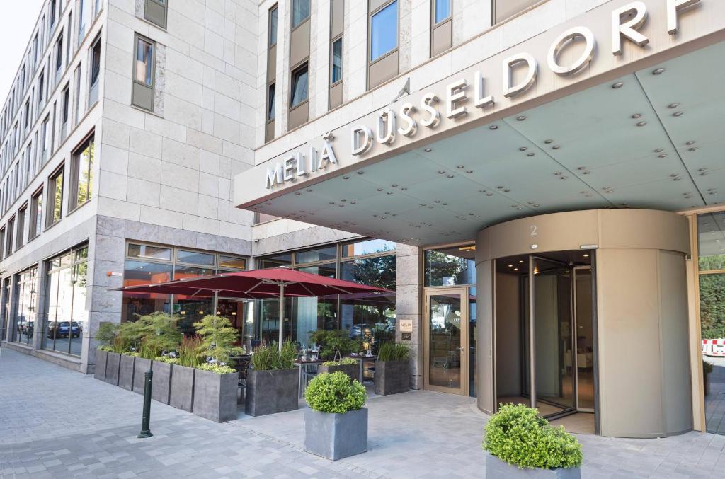 a view of the entrance to a building at Meliá Düsseldorf in Düsseldorf