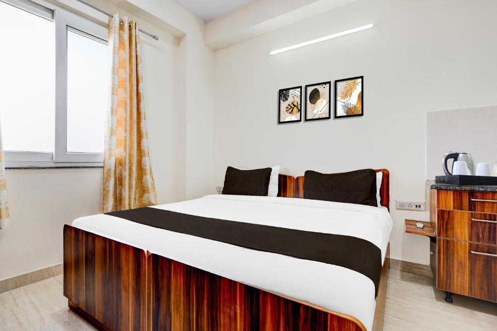 a bedroom with a large bed in a room at Collection O Sadar Bazar Gurgaon in Gurgaon