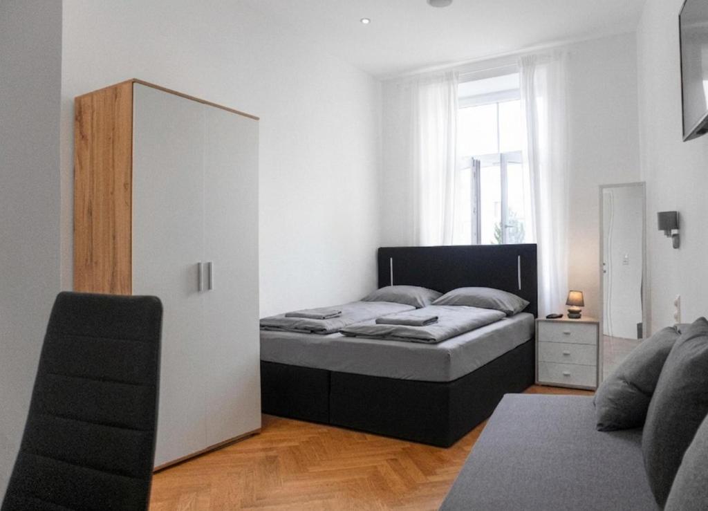 Spacious 7BR Apartment Near Hauptbahnhof
