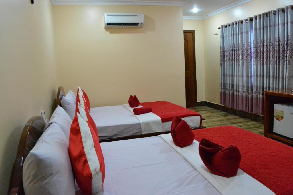 Postel nebo postele na pokoji v ubytování Capital Battambang Hotel