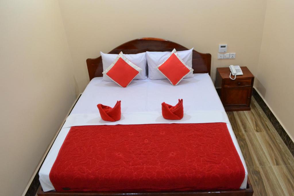 Postel nebo postele na pokoji v ubytování Capital Battambang Hotel