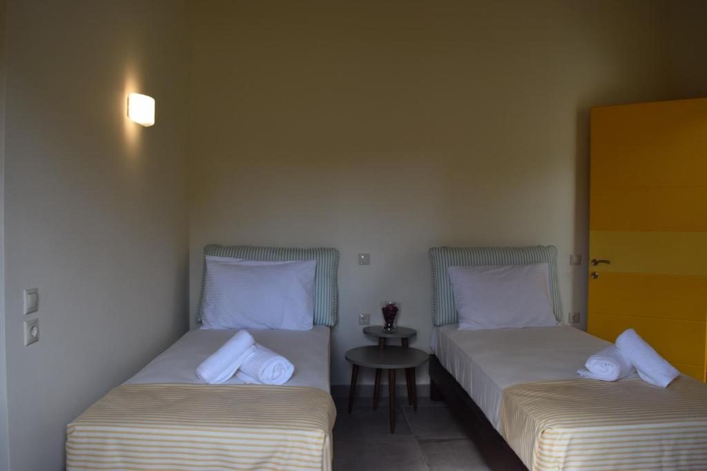 Postel nebo postele na pokoji v ubytování Three Stars Luxury Villas
