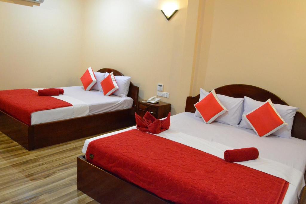 Postel nebo postele na pokoji v ubytování Capital Battambang Hotel