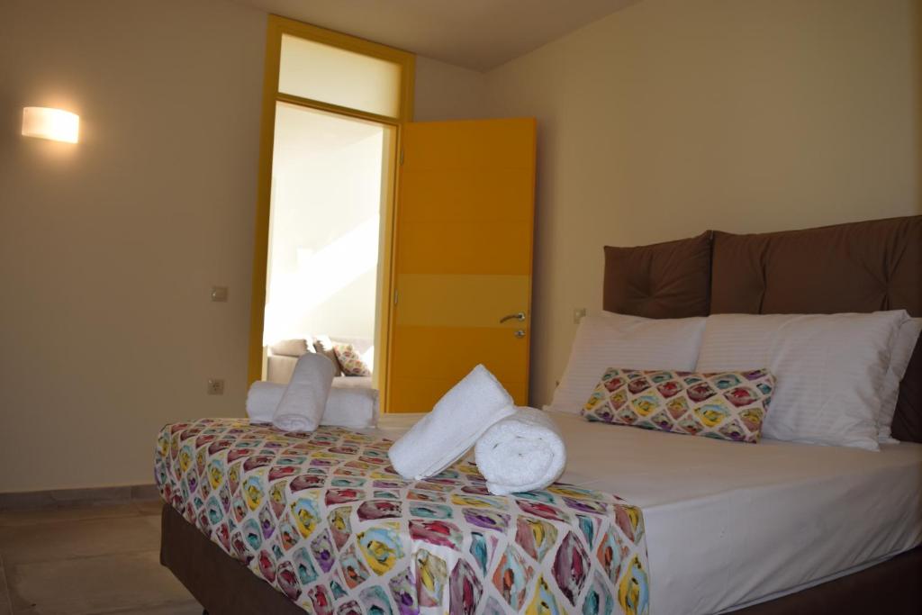 Postel nebo postele na pokoji v ubytování Three Stars Luxury Villas