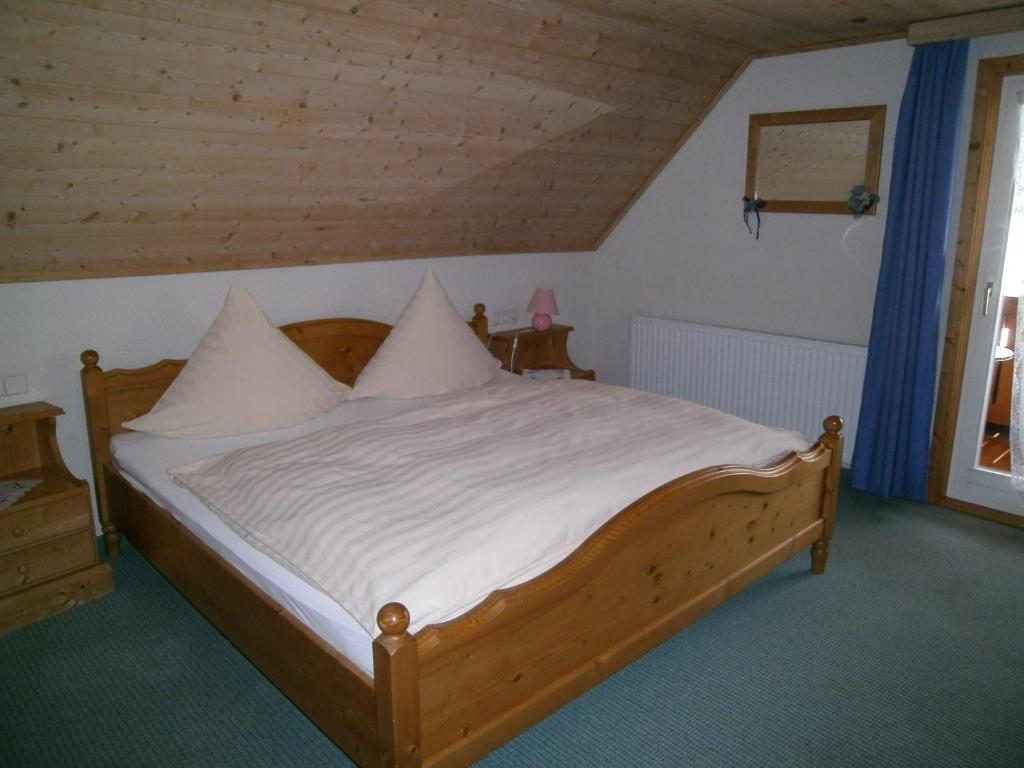 Postel nebo postele na pokoji v ubytování Schwarzwaldgasthaus Salenhof