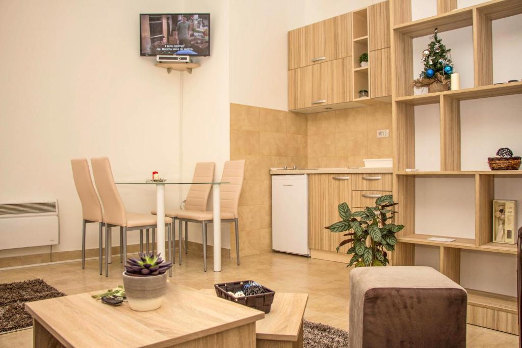 ニクシッチにあるApartments Matijaševićのテーブルと椅子、キッチンが備わる客室です。