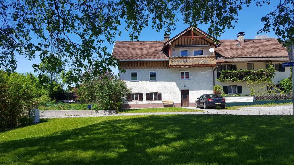 ein großes Haus mit einem davor geparkt in der Unterkunft Apartements Breitenwang in Reutte