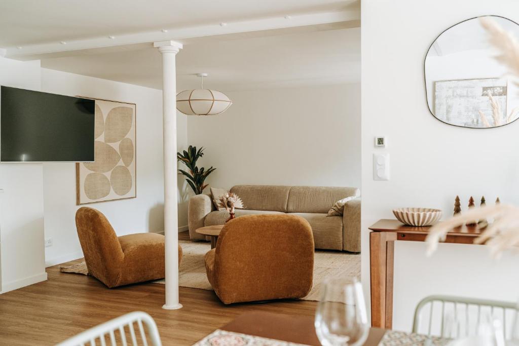 a living room with a couch and a table at La Parenthèse Maisonneuve in Troyes