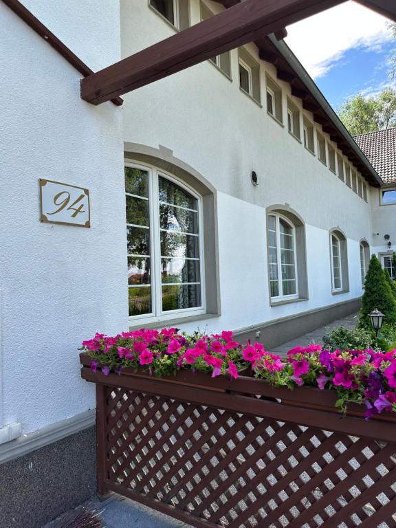 a house with flowers in a window box at Viktorjan in Raszowa