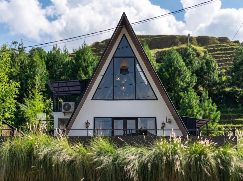 a house with a triangular roof on a hill at Villa Kahuripan Triangle in Bandung