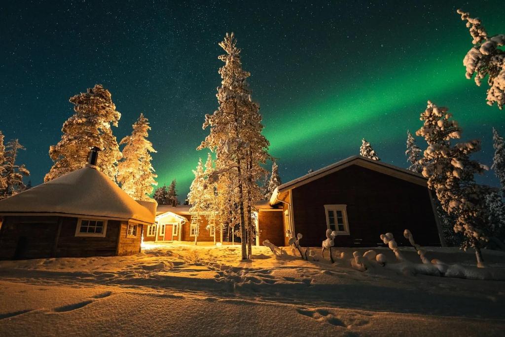 an image of a house with the aurora in the sky at ELK Aurora Lodge in Kakslauttanen