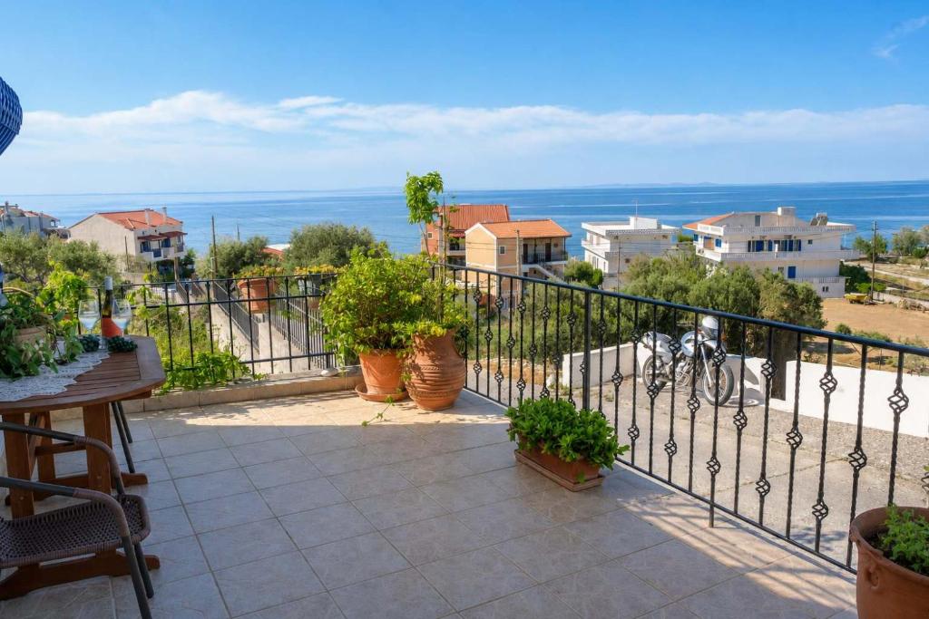 a balcony with potted plants and a fence at Breeze in Koumeika