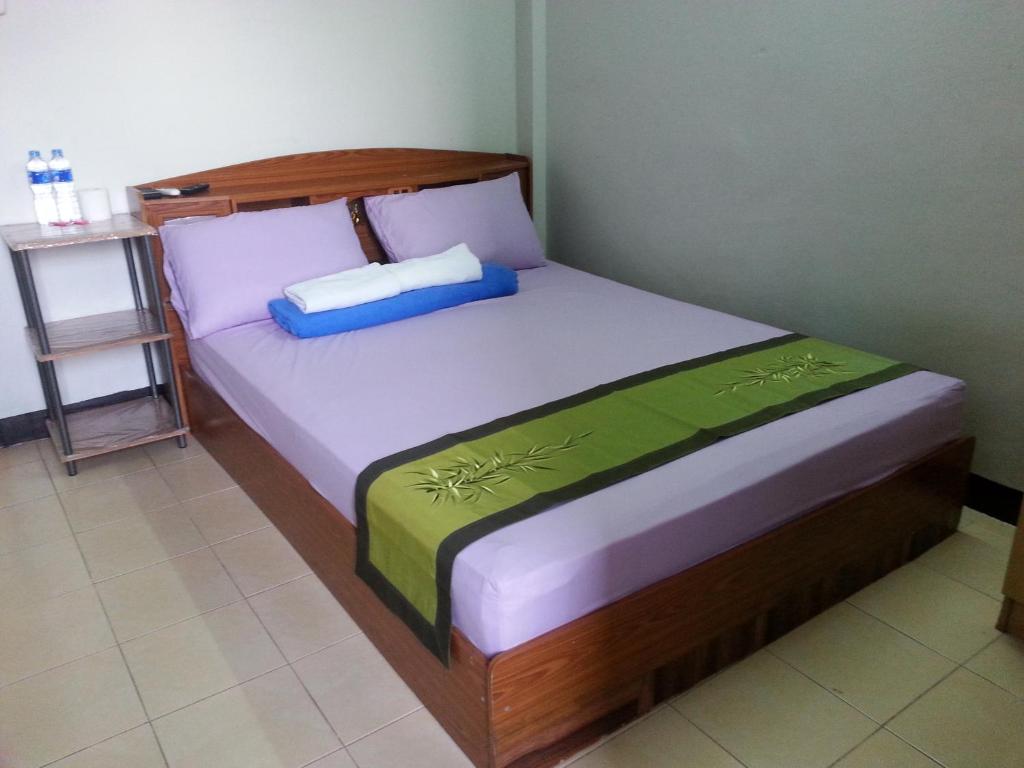 Postel nebo postele na pokoji v ubytování Roong-Arun Apartment