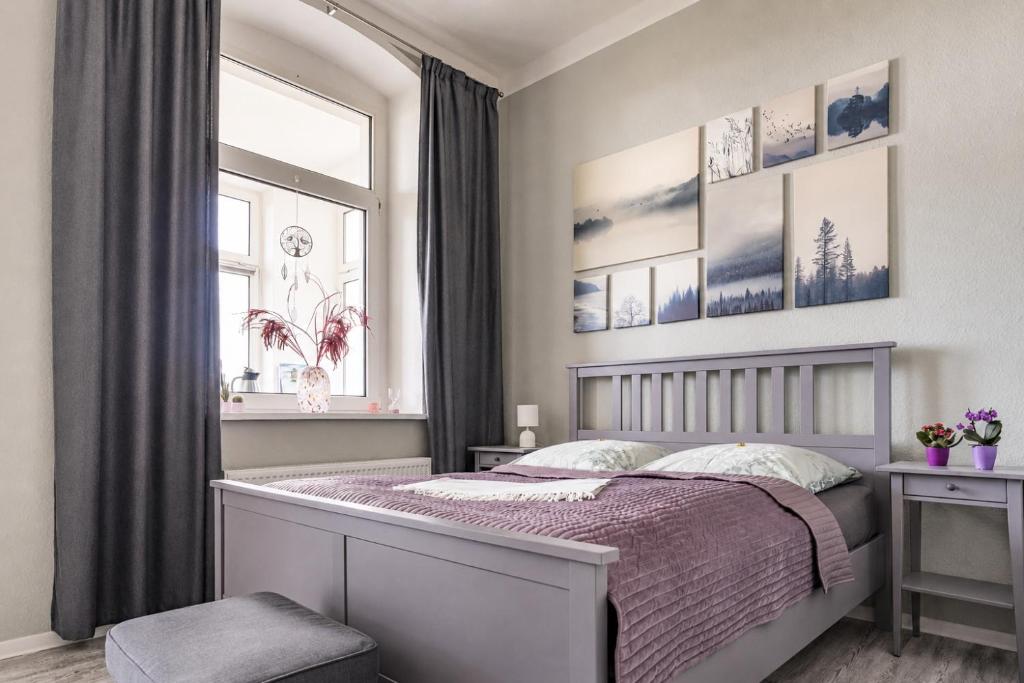 a bedroom with a bed and a window at Ferienwohnung Weitblick in Naumburg